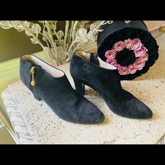 Chanel Black Vintage Suede Boots with Gold CC Chain, size 38 - Picture 1 of 14